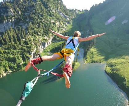 华体会真体育娱乐-4×100米混合接力队伍配合默契，混合接力比赛